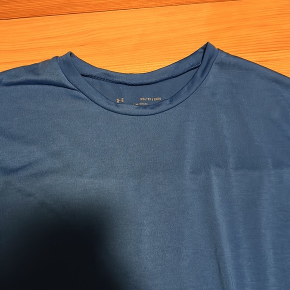 Women’s Under Armour heat gear loose fitting shirt - Picture 4 of 7